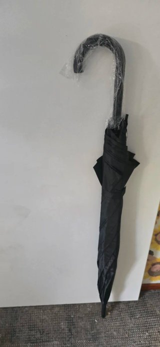 Paraguas negro con asa curva