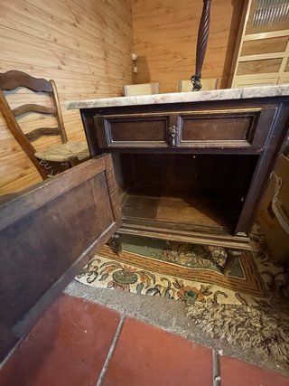 Mesita de noche de madera con mármol