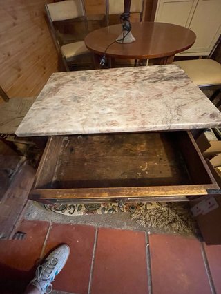 Mesita de noche de madera con mármol