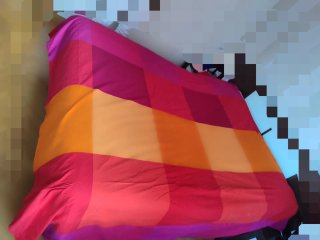 Dos Fundas nórdicas y almohadas de colores vivos.