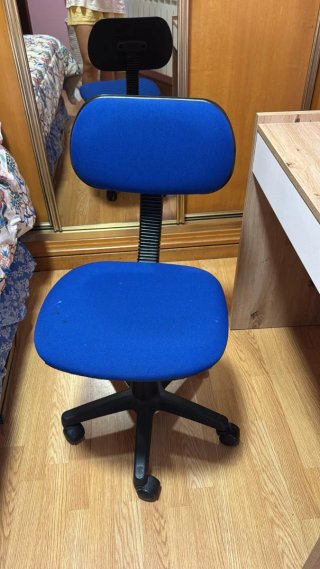 Silla de oficina azul con ruedas