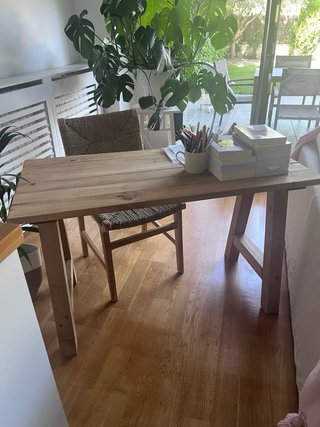 Silla de madera y fibra natural tratada