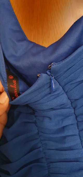 Vestido azul asimétrico con fruncido