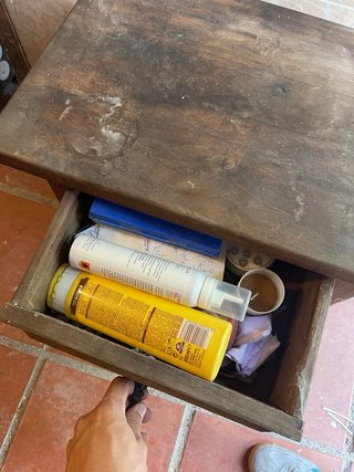 Mesa auxiliar de madera con cajón