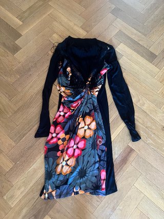 Vestido negro y multicolor estampado floral