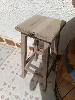 Mesa hecha con barril y 2 taburete
