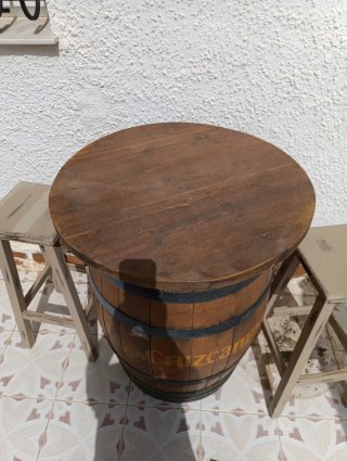 Mesa hecha con barril y 2 taburete
