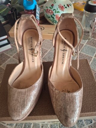 Zapatos cuña dorados con bolitas