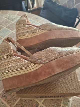 Zapatos cuña dorados con bolitas