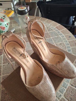 Zapatos cuña dorados con bolitas