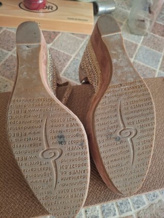 Zapatos cuña dorados con bolitas