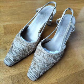 Zapatos abiertos dorados en piel  T.38