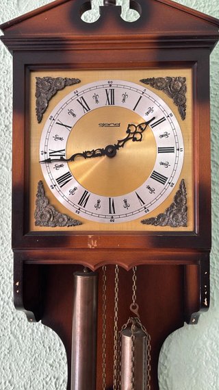 Reloj de pared madera y dorado