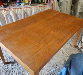 Mesa de comedor de madera