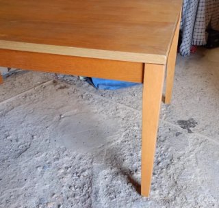 Mesa de comedor de madera