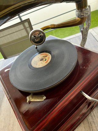Gramola Vintage Marrón y Dorado