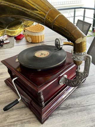 Gramola Vintage Marrón y Dorado