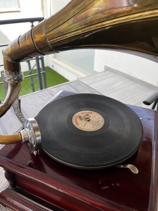 Gramola Vintage Marrón y Dorado
