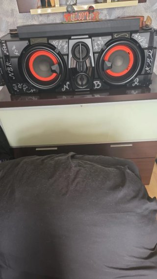 Altavoz Bluetooth Negro y Rojo no enciende (fusibl