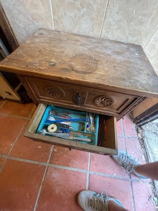 Mesita de noche clásica.