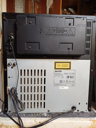 Minicadena Sanyo - (CD no funciona) y 2 altavoces