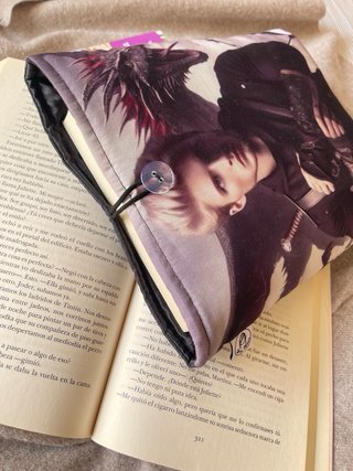 Funda literaria Alas de Sangre
