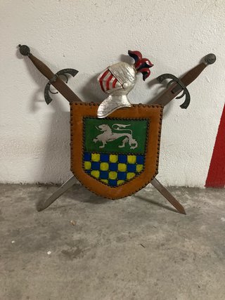 Panoplia medieval con escudo y espadas