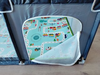 Parque infantil con colchoneta