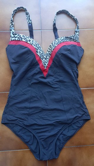 Costume intero nero e rosso