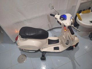 Moto Vespa Eléctrica Infantil Beige