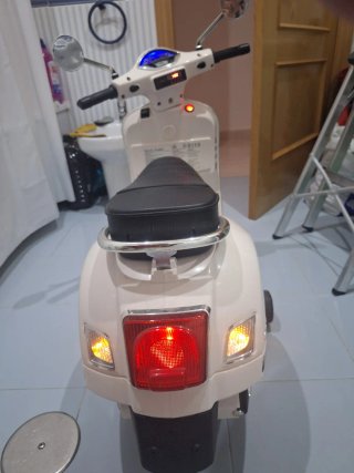 Moto Vespa Eléctrica Infantil Beige
