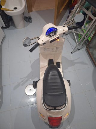Moto Vespa Eléctrica Infantil Beige