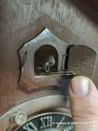 Antiguo Reloj de Cuco de Madera