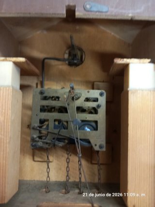 Antiguo Reloj de Cuco de Madera
