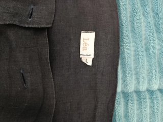 Pantalones harén de lino azul marino.