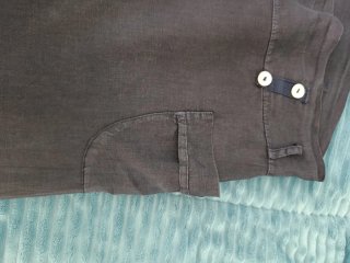 Pantalones harén de lino azul marino.