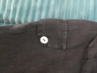 Pantalones harén de lino azul marino.