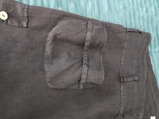 Pantalones harén de lino azul marino.