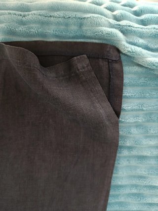 Pantalones harén de lino azul marino.