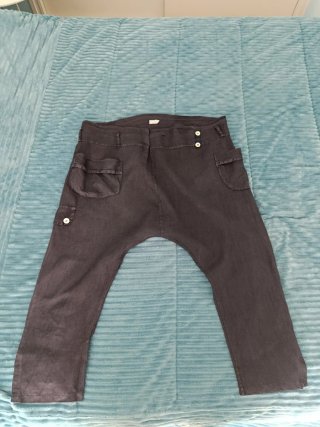 Pantalones harén de lino azul marino.