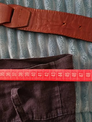 Pantalones harén de lino azul marino.