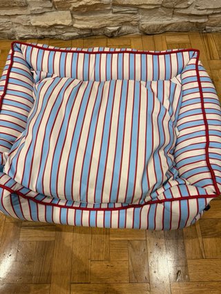 Letto per cani a righe blu e rosse
