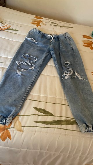 Pantalón vaquero desgarrado