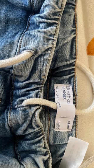 Pantalón vaquero desgarrado