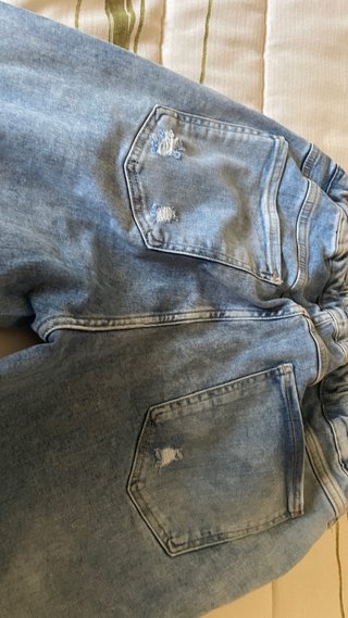 Pantalón vaquero desgarrado