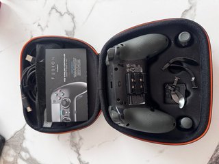 Playstation 4 Slim con giochi e joystick