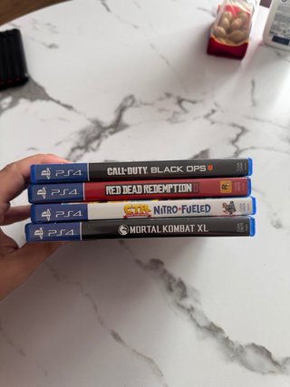Playstation 4 Slim con giochi e joystick