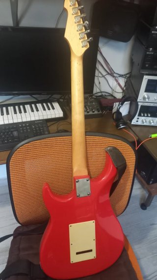 Guitarra Eléctrica Peavey Raptor Plus Roja