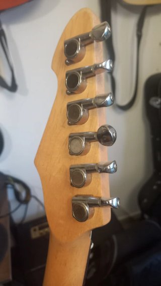 Guitarra Eléctrica Peavey Raptor Plus Roja