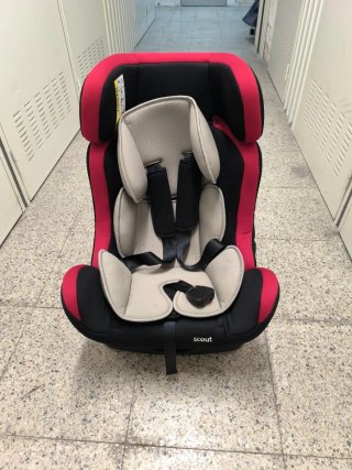 Silla de coche infantil negra y roja